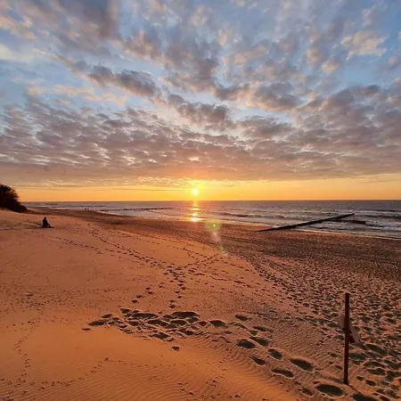 W Rewalu 42 M2, Tylko 40 Metrow Od Plazy *